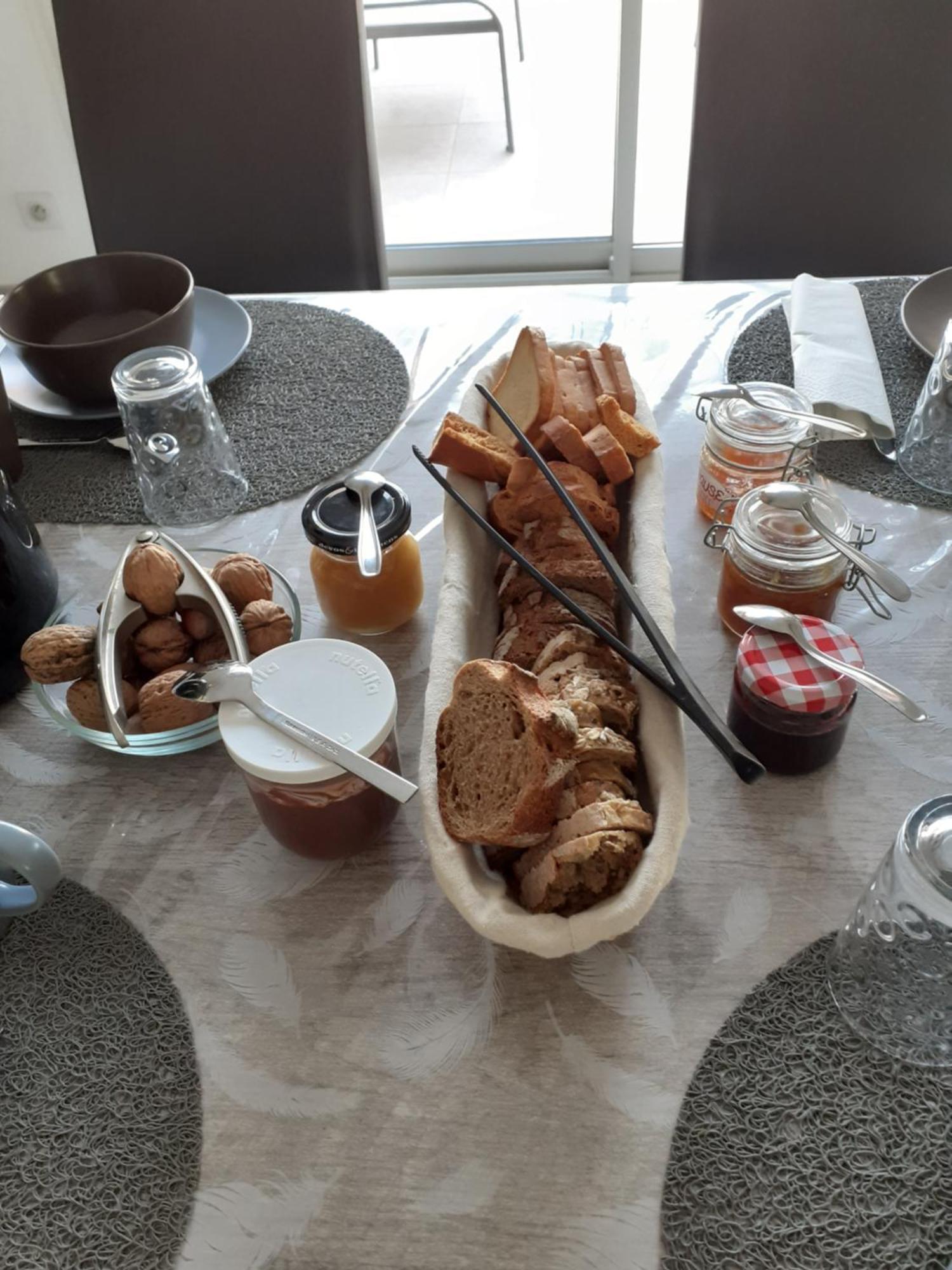 Chambres D'Hotes, B&B Climatisees La Borrellienne Saint-Maximin Buitenkant foto